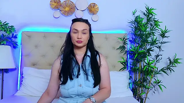 Snapshot of DaliyaArabian chatting on June 9, 11:55 am DaliyaArabian online show from June 9, 11:55 am