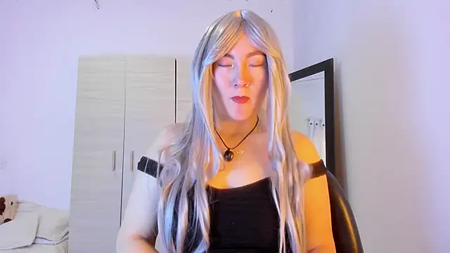 Elle Lee  online show from February 1, 2:59 pm