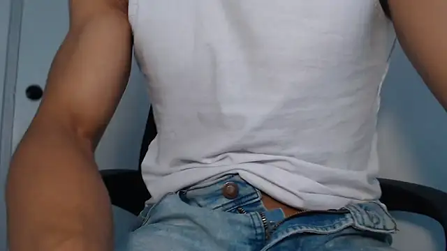 Snapshot of Jhonyblack_1 chatting on June 3, 2:33 pm Jhonyblack 1 online show from June 3, 2:33 pm