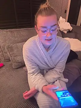 xX HotCouple Xx online show from December 15, 9:41 pm