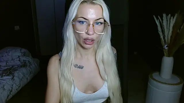 Snapshot of JuicyJanexo chatting on March 7, 5:08 am JuicyJanexo online show from March 7, 5:08 am