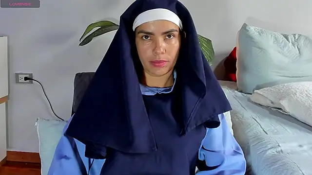 ClaraMariaMon online show from February 1, 4:00 pm