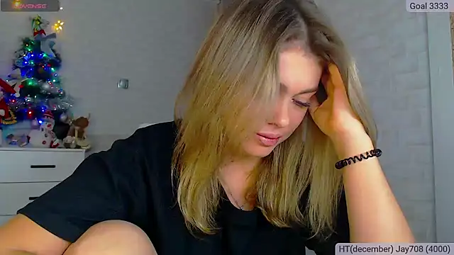 Snapshot of SuchCute chatting on December 11, 3:35 am SuchCute online show from December 11, 3:35 am