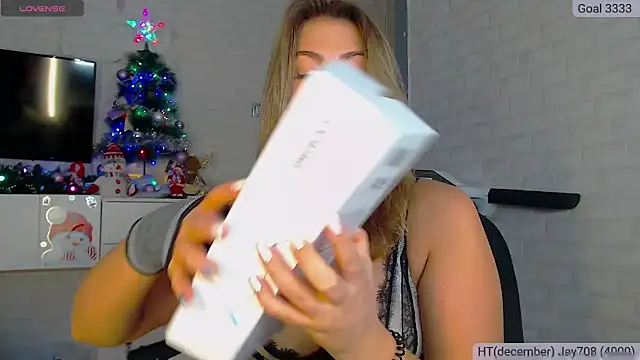 Snapshot of SuchCute chatting on December 19, 3:18 am SuchCute online show from December 19, 3:18 am