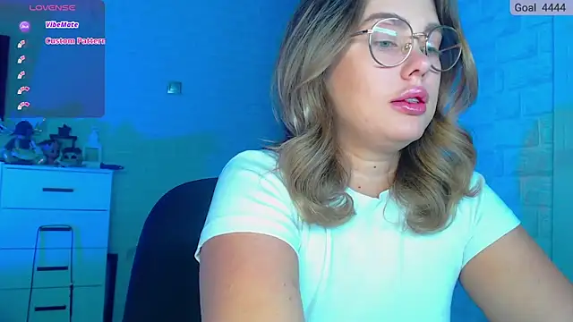 Snapshot of SuchCute chatting on March 4, 1:23 am SuchCute online show from March 4, 1:23 am