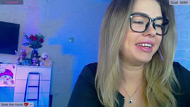 Snapshot of SuchCute chatting on March 10, 3:01 am SuchCute online show from March 10, 3:01 am