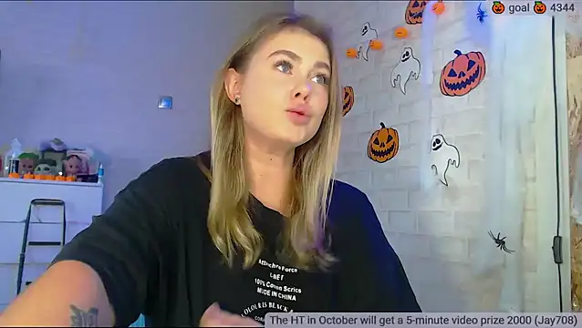 Snapshot of SuchCute chatting on October 24, 2:52 am SuchCute online show from October 24, 2:52 am