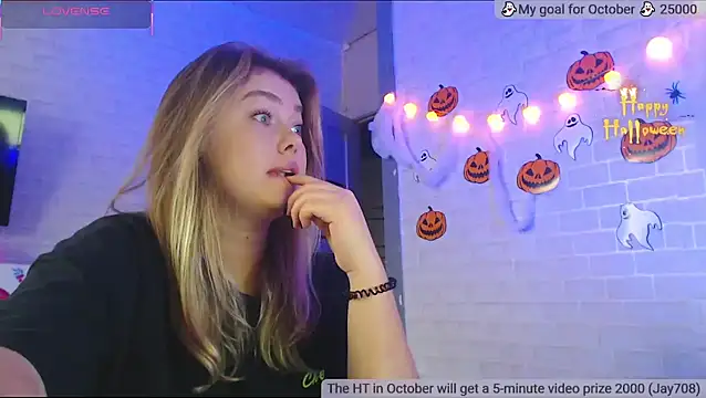 Snapshot of SuchCute chatting on October 28, 2:15 am SuchCute online show from October 28, 2:15 am