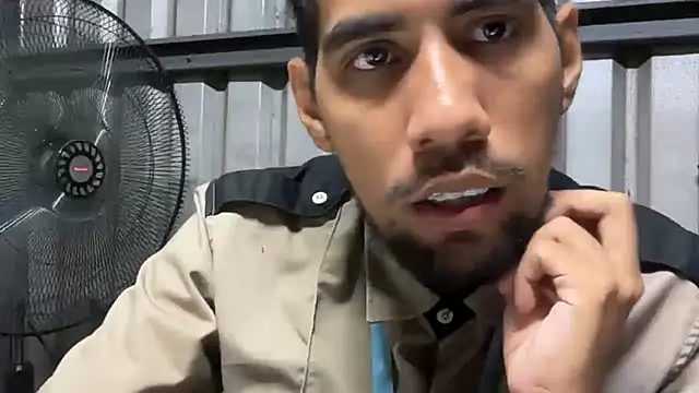 Snapshot of EnriquePersian197 chatting on June 14, 3:30 am EnriquePersian197 online show from June 14, 3:30 am