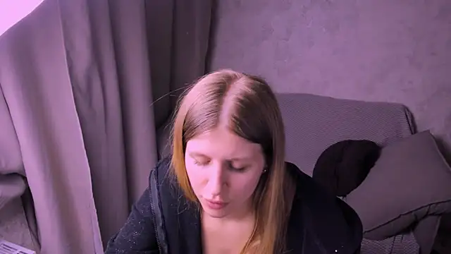 kirraa  online show from February 26, 7:49 pm