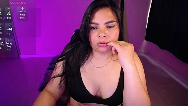 Snapshot of goddess_valXX chatting on June 17, 10:32 pm goddess valXX online show from June 17, 10:32 pm