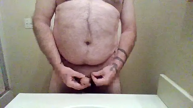 Snapshot of WatchinU82 chatting on May 22, 1:24 am WatchinU82 online show from May 22, 1:24 am
