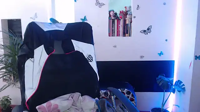 Snapshot of Lia-mitch chatting on December 2, 6:47 pm Lia-mitch online show from December 2, 6:47 pm