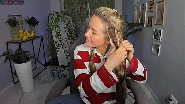Snapshot of LadyIzabel chatting on April 17, 2:53 pm LadyIzabel online show from April 17, 2:53 pm