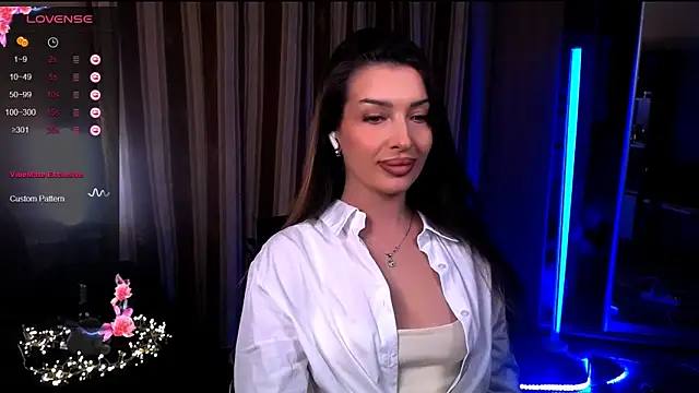 Snapshot of Laura_Bess chatting on May 6, 8:14 pm Laura Bess online show from May 6, 8:14 pm