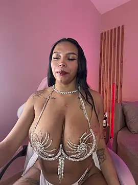 Snapshot of MadeleineSanez chatting on June 20, 12:25 am MadeleineSanez online show from June 20, 12:25 am