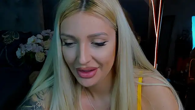 Snapshot of glossy_blondegirl chatting on October 8, 1:20 pm glossy blondegirl online show from October 8, 1:20 pm