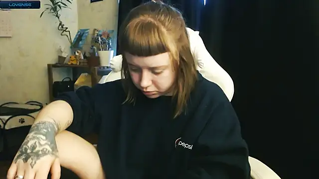 Snapshot of June_shy0 chatting on December 12, 8:03 am June shy0 online show from December 12, 8:03 am