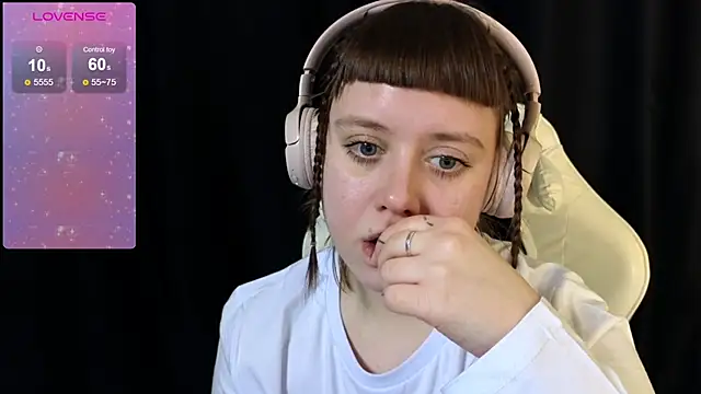 Snapshot of June_shy0 chatting on February 13, 8:06 am June shy0 online show from February 13, 8:06 am