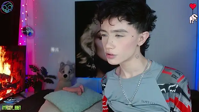 Snapshot of maxiy_001 chatting on May 6, 6:30 am maxiy 001 online show from May 6, 6:30 am