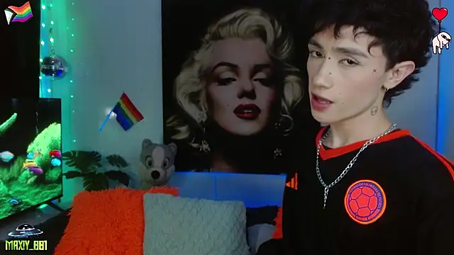 Snapshot of maxiy_001 chatting on June 11, 11:25 pm maxiy 001 online show from June 11, 11:25 pm