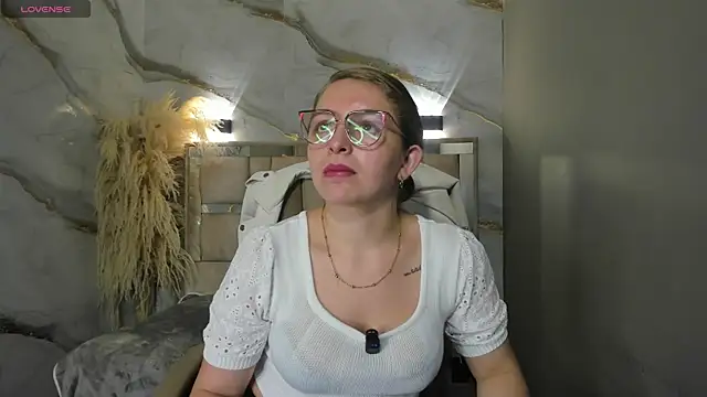 Snapshot of _isaabellaa chatting on July 6, 2:36 pm isaabellaa online show from July 6, 2:36 pm