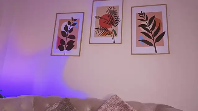 DahianaWalcott online show from December 17, 8:15 pm