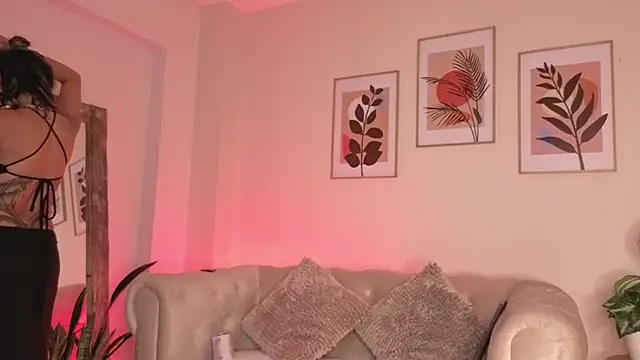 DahianaWalcott online show from February 20, 5:13 pm