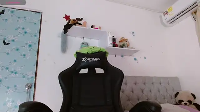 Snapshot of miss_valery2 chatting on December 4, 4:33 am miss valery2 online show from December 4, 4:33 am