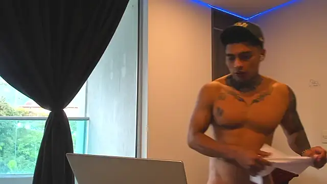 Snapshot of Dominiofit chatting on June 3, 6:24 pm Dominiofit online show from June 3, 6:24 pm