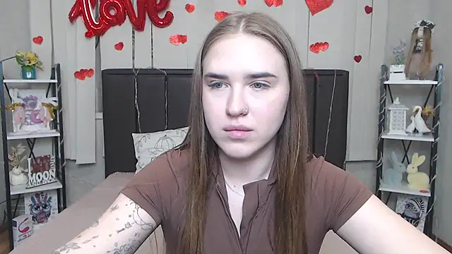 LauraHlot online show from April 2, 6:05 pm