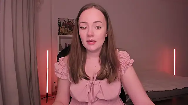 Snapshot of WalkingGirl chatting on February 5, 6:15 pm WalkingGirl online show from February 5, 6:15 pm