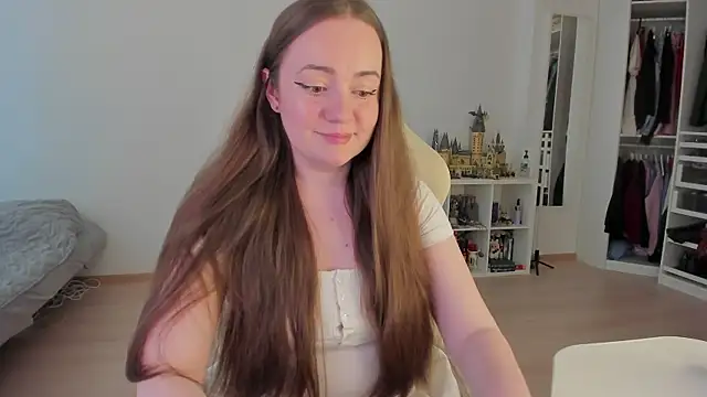 Snapshot of WalkingGirl chatting on June 22, 12:57 pm WalkingGirl online show from June 22, 12:57 pm