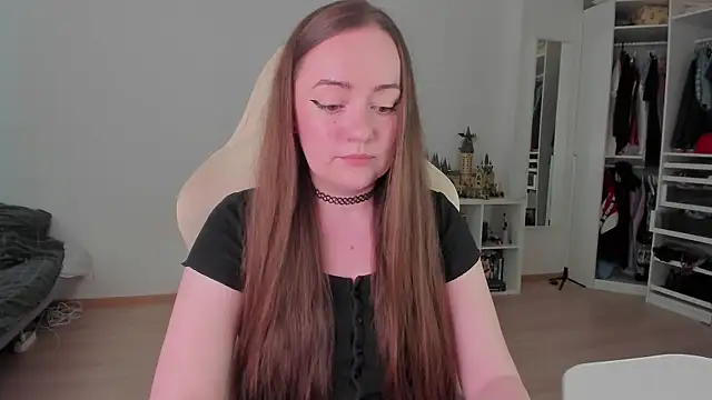 Snapshot of WalkingGirl chatting on July 13, 10:18 am WalkingGirl online show from July 13, 10:18 am