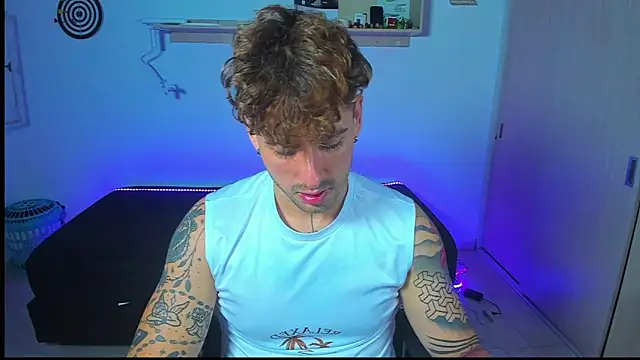 Snapshot of Ares_blue chatting on May 18, 1:17 pm Ares blue online show from May 18, 1:17 pm
