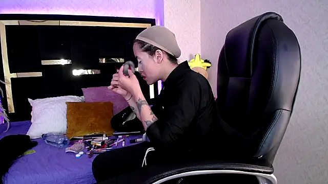 Bunny O online show from November 11, 9:15 pm