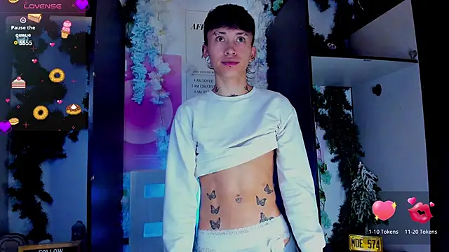 Snapshot of juniior_2311_ chatting on February 18, 1:10 am juniior 2311 online show from February 18, 1:10 am