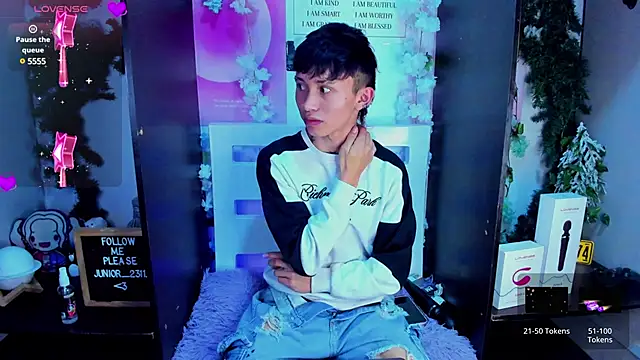 Snapshot of juniior_2311_ chatting on February 19, 12:03 am juniior 2311 online show from February 19, 12:03 am