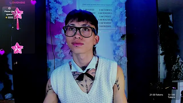 Snapshot of juniior_2311_ chatting on February 19, 7:27 pm juniior 2311 online show from February 19, 7:27 pm