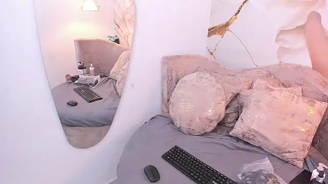 Snapshot of melaniecooperr chatting on December 2, 11:34 am melaniecooperr online show from December 2, 11:34 am