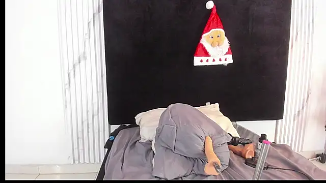 Snapshot of melaniecooperr chatting on December 16, 9:09 pm melaniecooperr online show from December 16, 9:09 pm