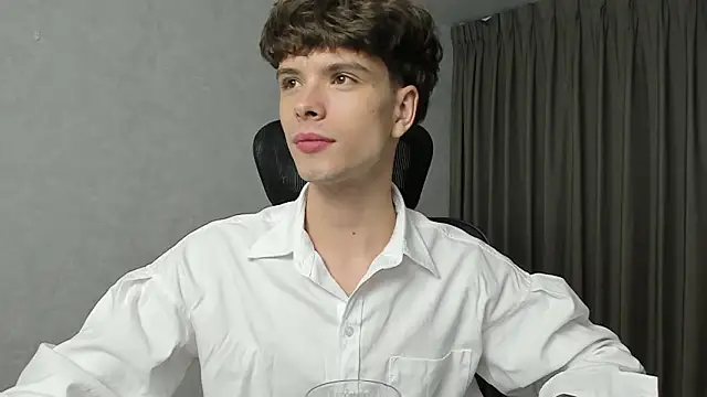 Snapshot of calvin_love_you chatting on March 6, 5:09 pm calvin love you online show from March 6, 5:09 pm