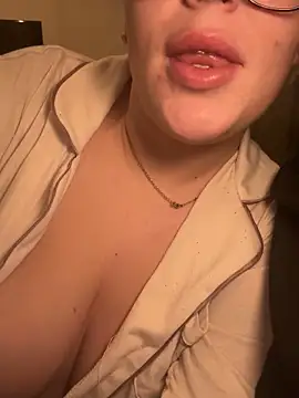 Snapshot of lilylush24 chatting on January 22, 10:05 pm lilylush24 online show from January 22, 10:05 pm