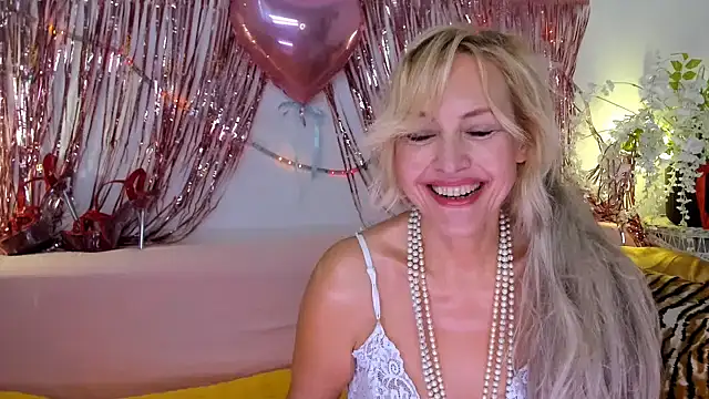 Snapshot of KelliRaid chatting on February 17, 6:42 am KelliRaid online show from February 17, 6:42 am