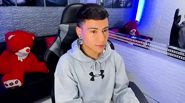 salvadorgomezx online show from December 25, 11:10 pm