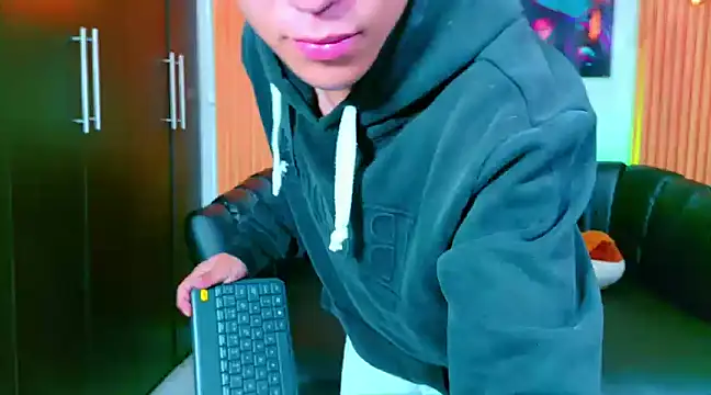 salvadorgomezx online show from February 6, 2:22 am