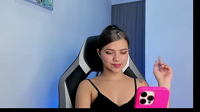 Snapshot of PaigeJayden chatting on October 30, 5:31 am PaigeJayden online show from October 30, 5:31 am