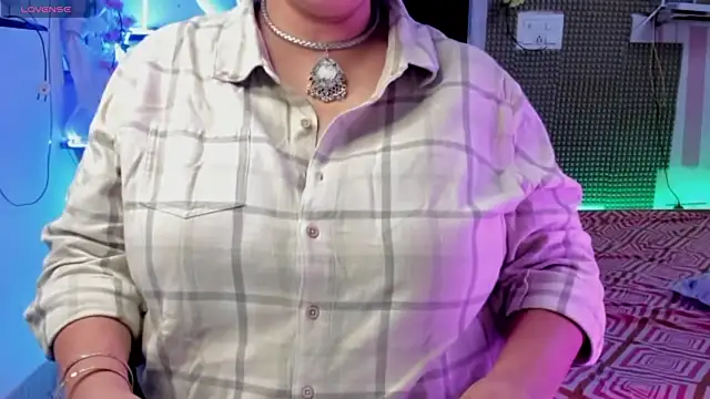 Snapshot of Gulabi_Queen chatting on March 2, 2:43 pm Gulabi Queen online show from March 2, 2:43 pm