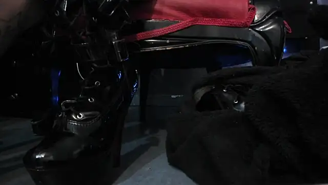 Snapshot of LusstCruella chatting on January 20, 9:53 pm LusstCruella online show from January 20, 9:53 pm