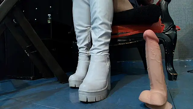 Snapshot of LusstCruella chatting on February 2, 3:17 pm LusstCruella online show from February 2, 3:17 pm